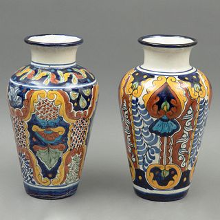 PAR DE JARRONES MÉXICO SIGLO XX  Elaborados en cerámica tipo Talavera Decoración floral y vegetal en tonos amarillos, cafés...