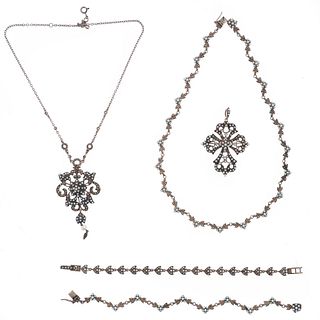 Dos collares uno de ellos con pendiente, cruz y 2 pulseras con perlas y marquesitas en plata dorada .925. 61.1 g.