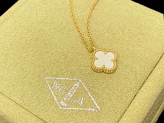 Van Cleef & Arpels sweet Alhambra pendant, 18K yellow gold, Mother-of-pearl.