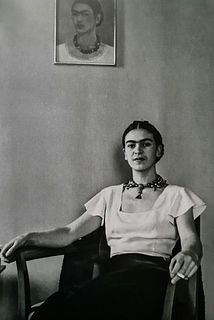 Frida Kahlo, Seated in front of self portrait, 1933