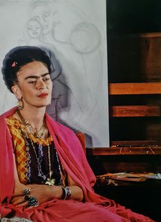 Frida Kahlo, Sitting in front of artwork