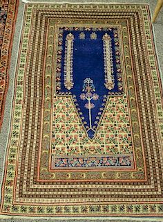 Turkish Oriental throw rug. 3'9" x 5'9"
