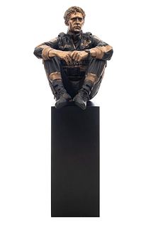 PAUL OZ. AYRTON SENNA  Escultura 1/41, firmada, con sello. En bronce, pintada en negro y dorado, 58 cm.