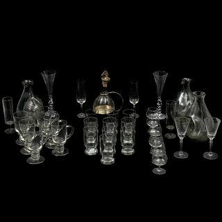 LOTE DE ARTÍCULOS DE MESA SIGLO XX Elaborados en cristal transparente Diseños orgánicos Consta de copas, vasos, decantadores...