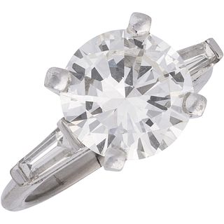 ANILLO CON DIAMANTES EN PLATINO. Diamante corte brillante ~3.57 ct Claridad: VS2-SI1 Color: M-N y diamantes corte baguette trapezoide