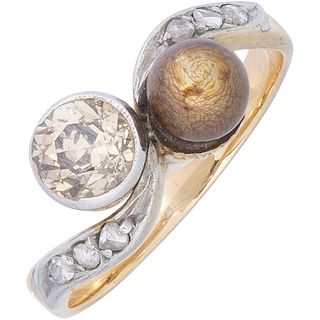 ANILLO CON PERLA Y DIAMANTES EN ORO AMARILLO DE 18K. Una perla color café: 5.1 mm y un diamante corte antiguo ~0.35 ct