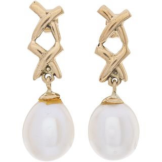 PAR DE ARETES CON PERLAS EN ORO AMARILLO DE 14K. Perlas cultivadas ovaladas color blanco: 10.6 x 9.2 mm