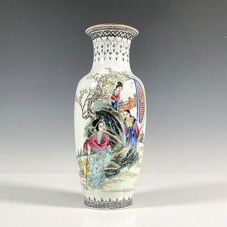 Chinese Early Republic Period Porcelain Vase
