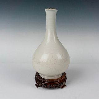 Chinese Dehua Porcelain Vase with Wooden Base