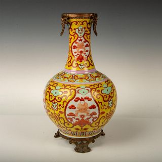 Antique Chinese Bencharong Porcelain Yellow Enamel Vase