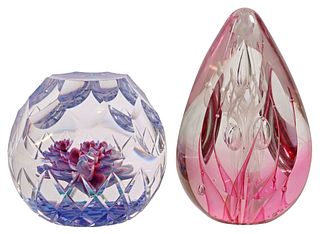 (2) CONTEMPORARY ART GLASS PAPERWEIGHTS, CAITHNESS 'HYDRANGEA' & OTHER