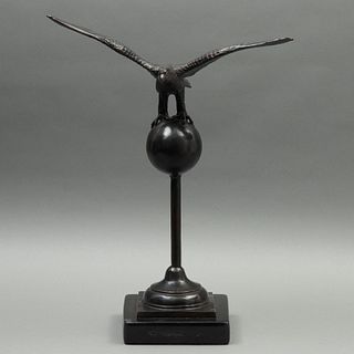 EAGLE ON BALL. SXX. Bronce, patinado en color marrón; base de mármol negro. Firmada J. Moigniez. 47.5 cm de altura.