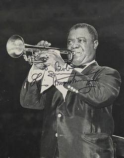 AUTOGRAPHED PHOTOGRAPH OF JAZZ MUSICIAN LOUIS ARMSTRONG (1901-1971)