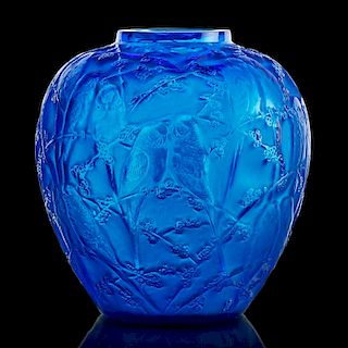 LALIQUE "Perruches" vase, electric blue glass