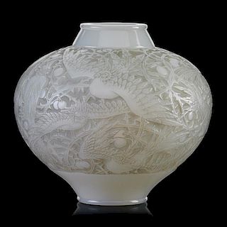 LALIQUE "Aras" vase, cased opalescent glass