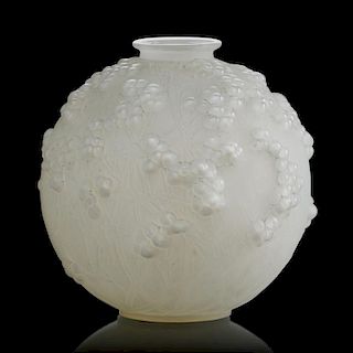 LALIQUE "Druide" vase, cased white glass