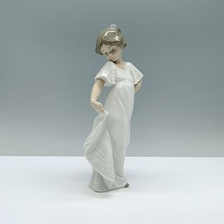 Nao by Lladro Porcelain Figurine, How Pretty! 2001110