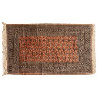 TAPETE. SIGLO XX. ESTILO BOKHARA BASHIR Cuenta con campo decorado, . Elaborado en Lana, algodón y detalles de seda.