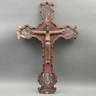 CRUCIFIJO. SXX. Talla en madera, decoración policroma; alegoría de los cuatro evangelistas. 100 x 67.5 cm.