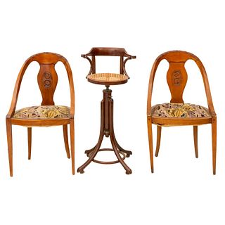 LOTE DE SILLAS Y SILLA ALTA. SIGLO XX. ESTILO ART DECÓ. Elaboradas en madera. El par de sillas, tapizadas y silla alta con asi...