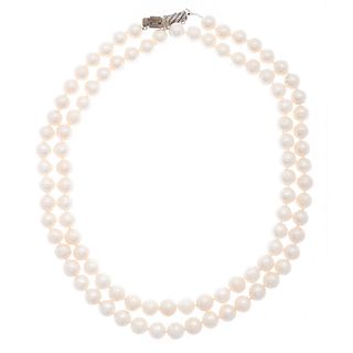 Collar con 94 perlas cultivadas color blanco de 9 mm. Broche de plata. Peso:128.4 g.