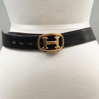 CINTURÓN FRANCIA SIGLO XX Elaborado en piel color negro Hebilla dorada, diseño en H  De la marca Hermés Detalles de cons...