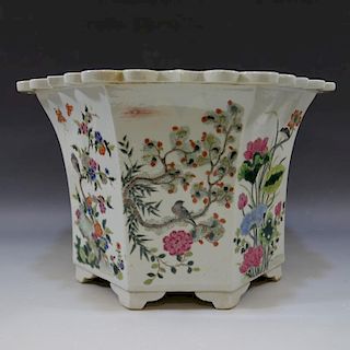 ANTIQUE CHINESE FAMILLE ROSE PORCELAIN JARDINIERE. 19TH CENTURY