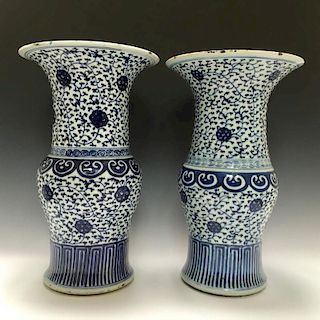 A PAIR CHINESE ANTIQUE BLUE AND WHITE PORCELAIN  VASES.18C