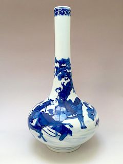 A CHINESE ANTIQUE BLUE AND WHITE VASE, MARKED.