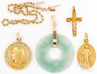18K yellow gold religious pendant, etc.