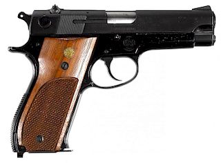 Smith & Wesson model 39-2 semi-automatic pistol, 9 mm, having walnut grips with extra magazine, 4''