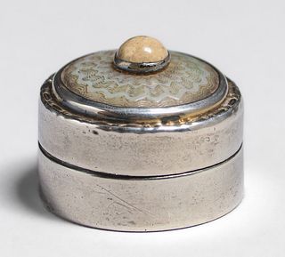 Levi & Salaman - Birmingham Sterling Silver, Mother-of-Pearl & Agate Cabochon Box 1918
