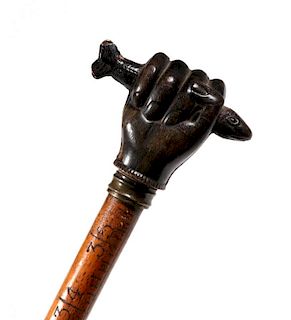 AN EARLY 20C WALKING STICK WITH CARVED HORN FIST
