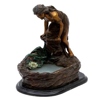 LÁMPARA DE MESA. SIGLO XX. Elaborada en bronce. Cuenta con figura de femenina mirando un lago. Con soportes tipo base