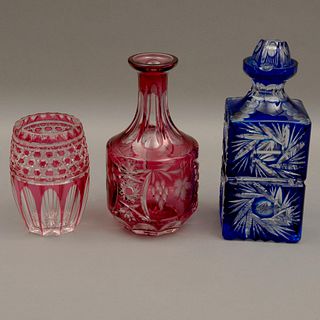 LOTE DE LICORERAS Y FLORERO, CHECOSLOVAQUIA, SIGLO XX. Elaboradas en cristal de Bohemia, en colores rojo y azul, decoración facetada.