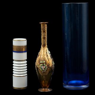 LOTE DE FLOREROS, ORIGEN EUROPEO, SIGLO XX. Elaboradas en cristal azul y porcelana,  diseños orgánicos, 3 piezas.