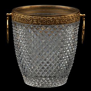 HIELERA, FRANCIA SIGLO XX. Elaborada en cristal transparente y metal dorado. Decoración facetada, orillas y agarraderas de metal.