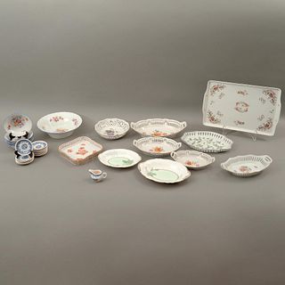 PLATOS DE SERVICIO, ORIGEN EUROPEO SIGLO XX. Elaborados en porcelana. Diferentes sellos y decorados. 30 piezas.