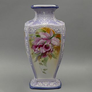 FLORERO, JAPÓN, SIGLO XX. Elaborados en porcelana policromada, sellado inferior Nippon. Decoración floral pintada a mano y en relieve.