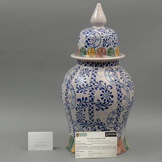 TIBOR, MÉXICO, SIGLO XX. Elaborado en cerámica Talavera. Firmado Francisco Corona. Decoración vegetal y orgánica en color azul.