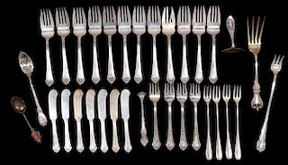 AN ESTATE LOT OF MIXED STERLING SILVER FLATWARE