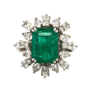 Stunning Emerald Ring with Mixed-Cut Diamond Halo