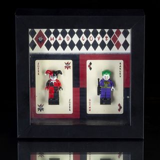 Mad Love. Joker / Harley Queen. Minifiguras LEGO.  Pegados en tablero.  Enmarcados.