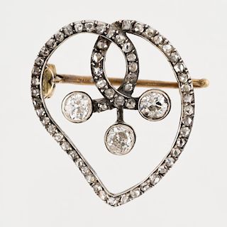 [FABERGE] A DIAMOND ENCRUSTED STYLIZED HEART BROOCH, MARK OF FABERGE WORKMASTER AUGUST HOLLMING, ST. PETERSBURG, 1899-1908