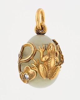 [FABERGE] A MINIATURE HARDSTONE EGG PENDANT WITH JEWELED GOLD LILIES AND A FROG, MARK OF FABERGE WORKMASTER JOHAN VICTOR AARN