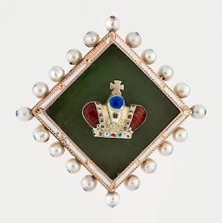 A RUSSIAN IMPERIAL GOLD AND NEPHRITE PRESENTATION BROOCH WITH PEARLS AND ENAMEL, MARKED AT FOR ALEXANDER TILLANDER, ST. PETER