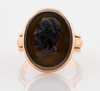 A GOLD AND HARDSTONE RING SET WITH A CARVED PORTRAIT OF ARCHIMEDES, 19TH CENTURY