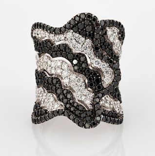 A WHITE GOLD RING WITH BLACK AND WHITE DIAMONDS