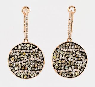 A PAIR OF GOLD EARRINGS WITH COLORED DIAMONDS