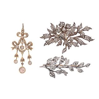 DIAMOND & GOLD FLOWER BROOCHES OR PENDANT